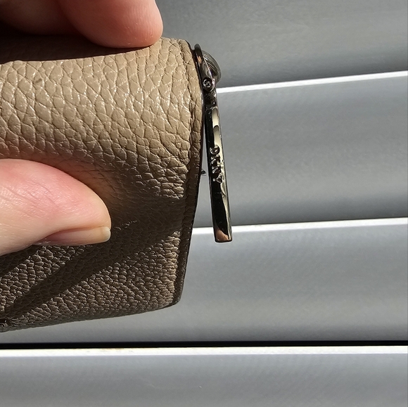 DKNY Wallet Beige Tan Leather Coin Zipper Black - Picture 7 of 7